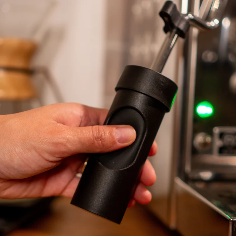 Flow Milchschaumdüsen-Reiniger – stilvolles Barista-Geschenk in Schwarz oder Wei
