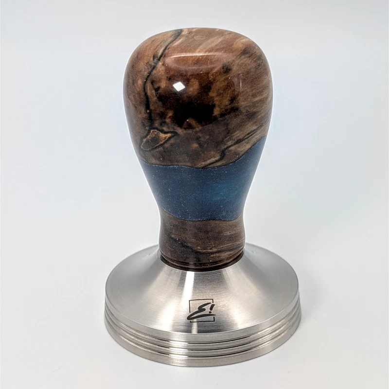 Epoxy Elegance Tamper #20 – Gestockte Buche & Tiefblau