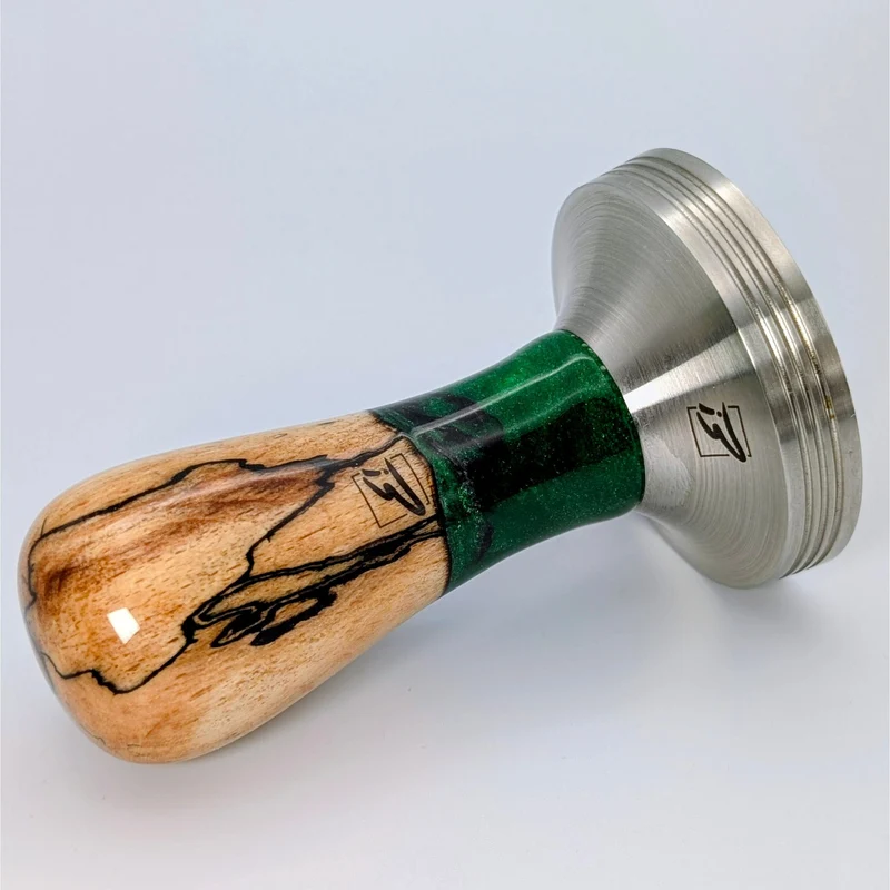 Epoxy Elegance Tamper #19 – Gestockte Buche & Smaragdgrün
