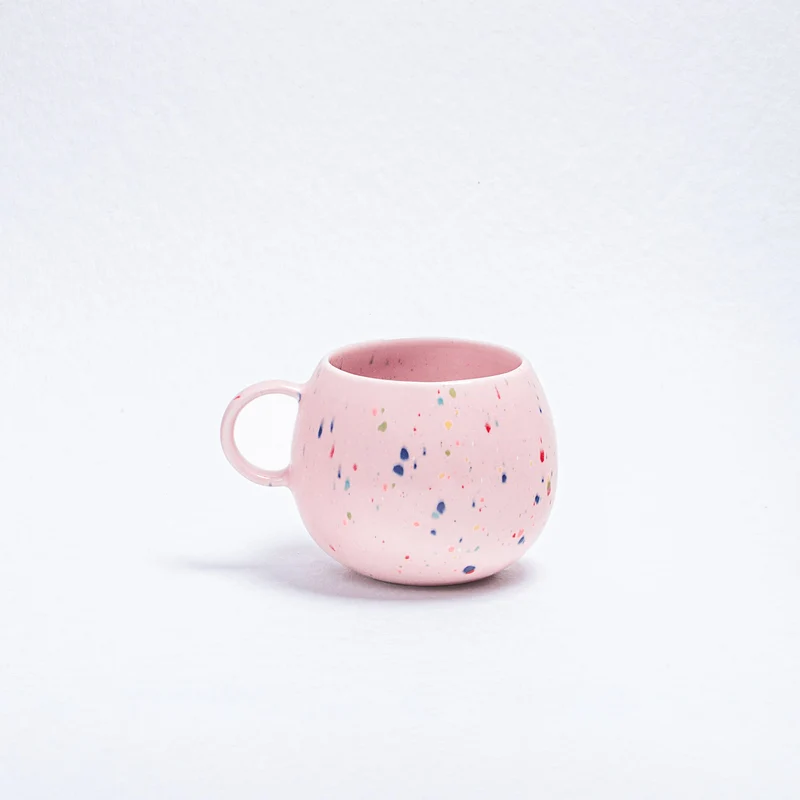 Tasse mit rosa Ball