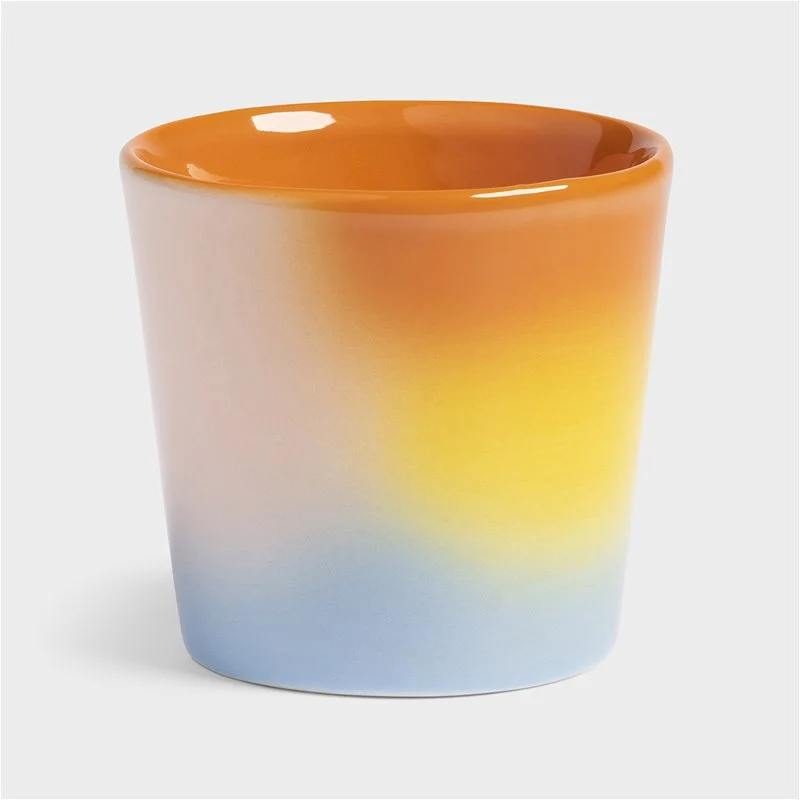 Kleine Tasse in verschiedenen Farbtönen
