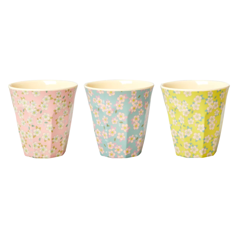 Mittlerer Melaminbecher mit Blumenmuster in verschiedenen Größen